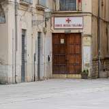 Al piano terra si apre infine il portone d�accesso sovrastato dalla grande insegna lignea con l�emblema della Croce Rossa